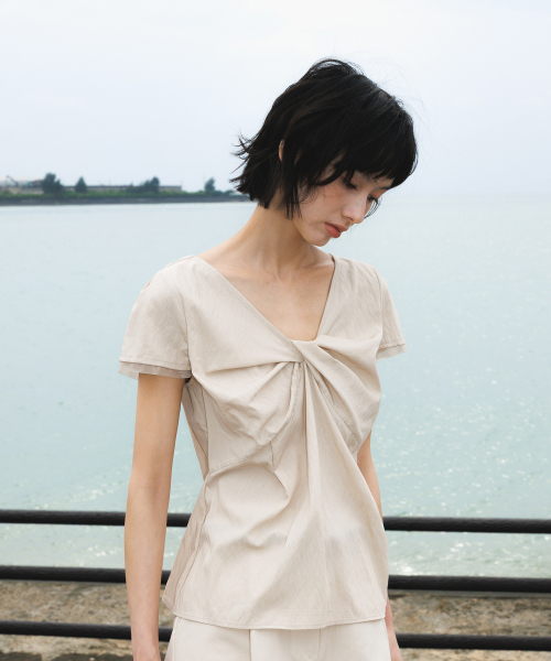 DEHEVE（デヘヴェ）の「Twist Lace Sleeve Blouse [Beige]（シャツ/ブラウス・レディース・Beige・SMALL/MEDIUM）」の4枚目の写真
