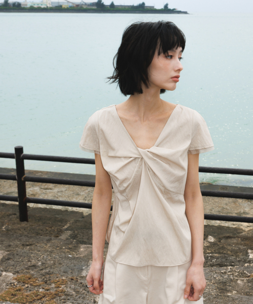 DEHEVE（デヘヴェ）の「Twist Lace Sleeve Blouse [Beige]（シャツ/ブラウス・レディース・Beige・SMALL/MEDIUM）」の5枚目の写真