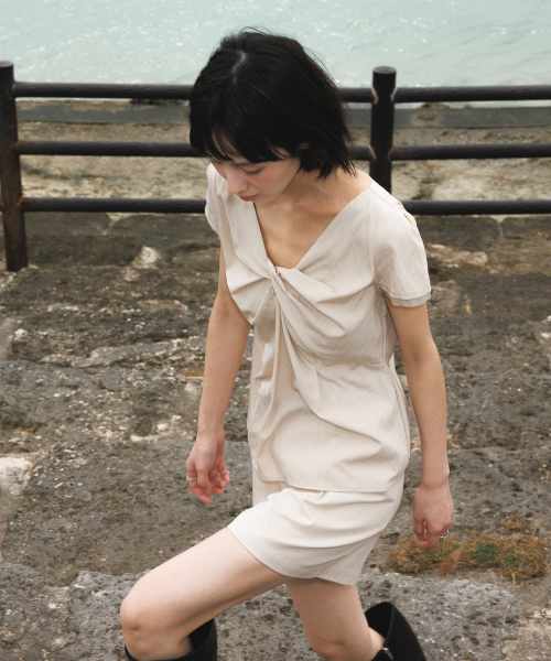 DEHEVE（デヘヴェ）の「Twist Lace Sleeve Blouse [Beige]（シャツ/ブラウス・レディース・Beige・SMALL/MEDIUM）」の6枚目の写真
