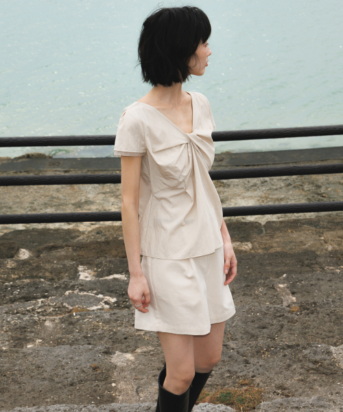 DEHEVE（デヘヴェ）の「Twist Lace Sleeve Blouse [Beige]（シャツ/ブラウス・レディース・Beige・SMALL/MEDIUM）」の8枚目の写真