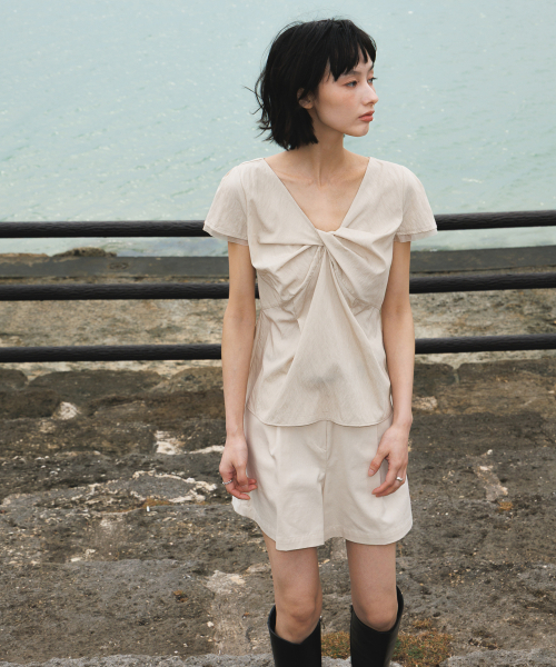 DEHEVE（デヘヴェ）の「Twist Lace Sleeve Blouse [Beige]（シャツ/ブラウス・レディース・Beige・SMALL/MEDIUM）」の9枚目の写真