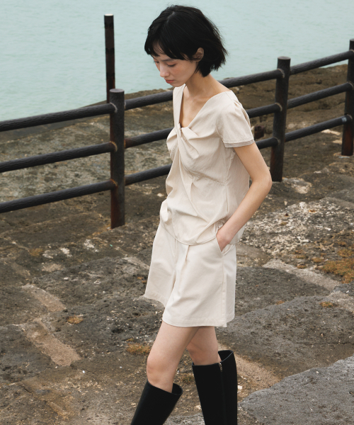 DEHEVE（デヘヴェ）の「Twist Lace Sleeve Blouse [Beige]（シャツ/ブラウス・レディース・Beige・SMALL/MEDIUM）」の10枚目の写真