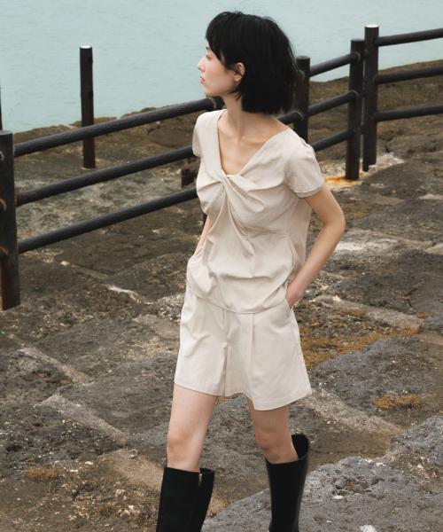 DEHEVE（デヘヴェ）の「Twist Lace Sleeve Blouse [Beige]（シャツ/ブラウス・レディース・Beige・SMALL/MEDIUM）」の11枚目の写真