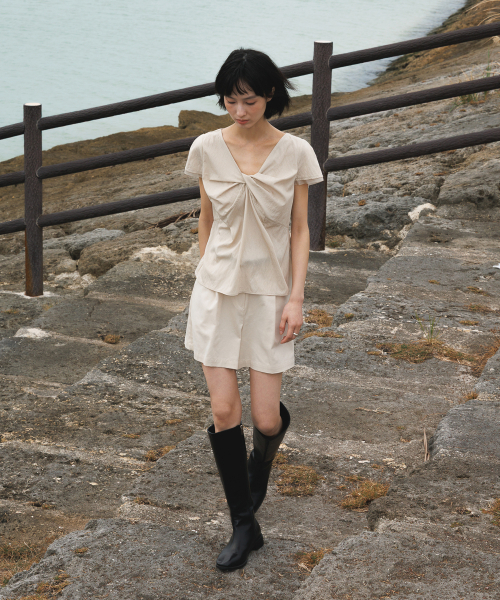 DEHEVE（デヘヴェ）の「Twist Lace Sleeve Blouse [Beige]（シャツ/ブラウス・レディース・Beige・SMALL/MEDIUM）」の12枚目の写真