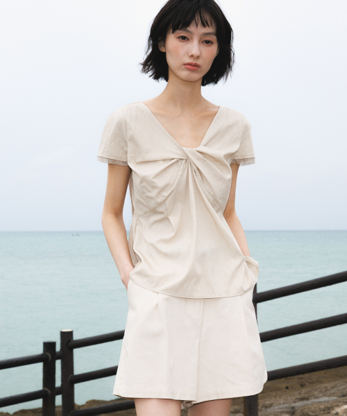 DEHEVE（デヘヴェ）の「Twist Lace Sleeve Blouse [Beige]（シャツ/ブラウス・レディース・Beige・SMALL/MEDIUM）」の13枚目の写真