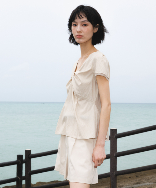 DEHEVE（デヘヴェ）の「Twist Lace Sleeve Blouse [Beige]（シャツ/ブラウス・レディース・Beige・SMALL/MEDIUM）」の14枚目の写真