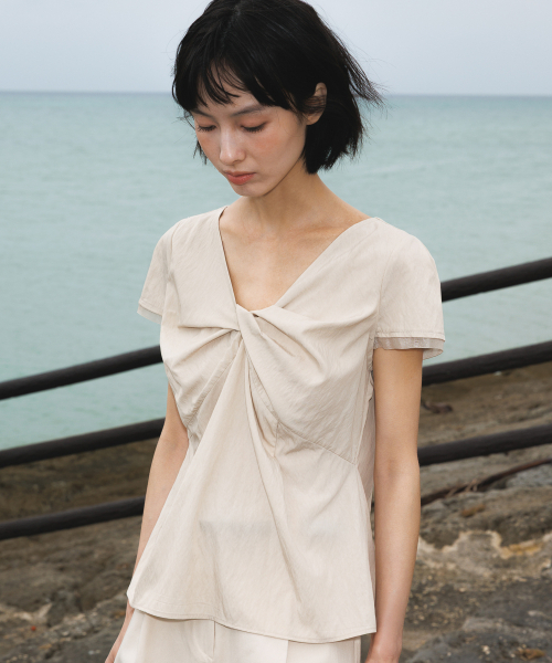 DEHEVE（デヘヴェ）の「Twist Lace Sleeve Blouse [Beige]（シャツ/ブラウス・レディース・Beige・SMALL/MEDIUM）」の15枚目の写真