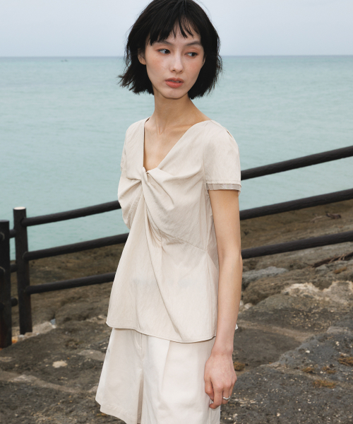 DEHEVE（デヘヴェ）の「Twist Lace Sleeve Blouse [Beige]（シャツ/ブラウス・レディース・Beige・SMALL/MEDIUM）」の16枚目の写真