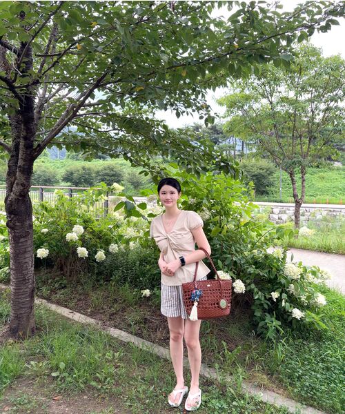 DEHEVE（デヘヴェ）の「Twist Lace Sleeve Blouse [Beige]（シャツ/ブラウス・レディース・Beige・SMALL/MEDIUM）」の18枚目の写真