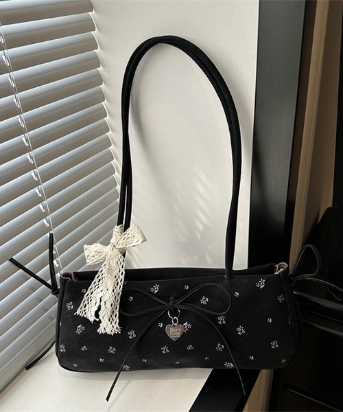 leune(ルネ)の「ハートチャーム×リボン付きフラワー柄トートバッグ(トートバッグ・レディース・ブルー/オフホワイト/ピンク/ブラック・FREE)」の6枚目の写真