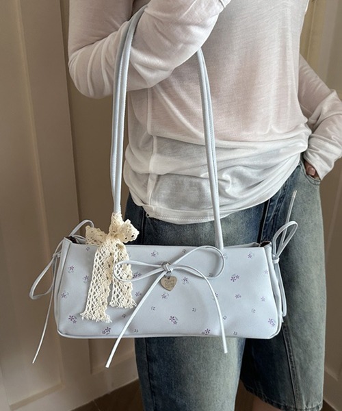 leune(ルネ)の「ハートチャーム×リボン付きフラワー柄トートバッグ(トートバッグ・レディース・ブルー/オフホワイト/ピンク/ブラック・FREE)」の7枚目の写真