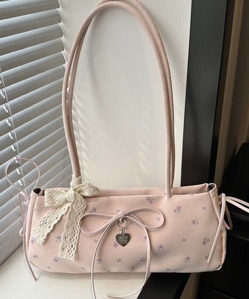 leune(ルネ)の「ハートチャーム×リボン付きフラワー柄トートバッグ(トートバッグ・レディース・ブルー/オフホワイト/ピンク/ブラック・FREE)」の8枚目の写真