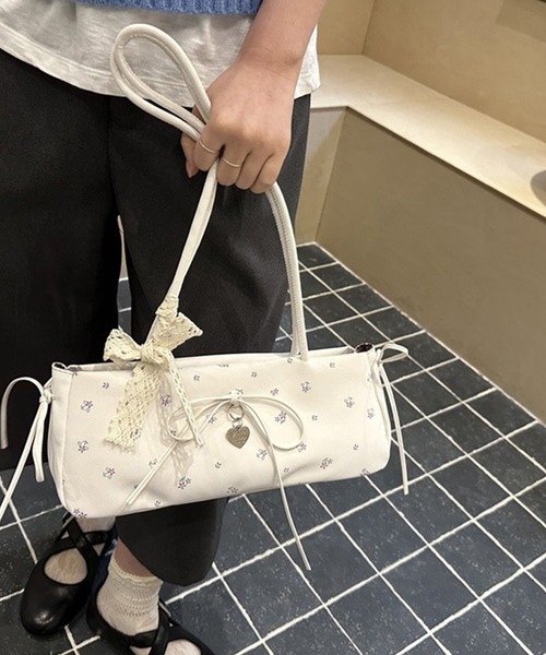 leune(ルネ)の「ハートチャーム×リボン付きフラワー柄トートバッグ(トートバッグ・レディース・ブルー/オフホワイト/ピンク/ブラック・FREE)」の16枚目の写真