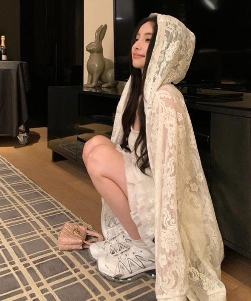 AVYL(アヴィル)の「レースシアーショートジップパーカー(パーカー・レディース・ホワイト・M)」の4枚目の写真