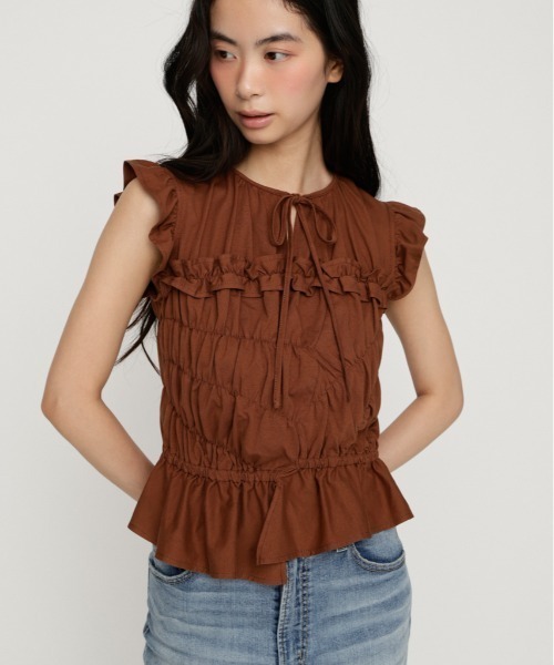 SLY（スライ）の「ASYMMETRY SHIRRING TOPS アシンメトリーシャーリングトップス 夏服 秋服（シャツ/ブラウス・レディース・ブラウン/ホワイト/スモークピンク/ブラック・FREE）」の4枚目の写真