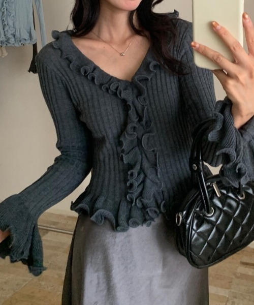 AMAJI(アマジ)の「メロウフリル リブニット Vネックトップス(ニット/セーター・レディース・ホワイト/チャコールグレー/ライトグレー/ライトブルー/ブラック/ベージュ/ライトピンク/レッド/グレー/イエロー/パープル・FREE)」の5枚目の写真