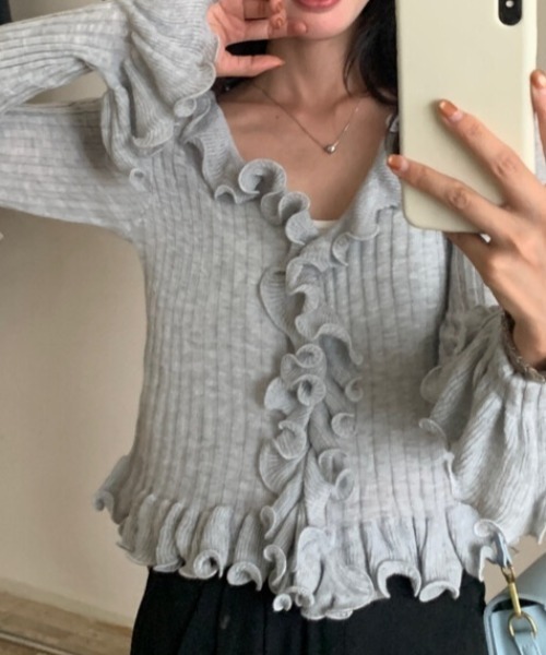 AMAJI(アマジ)の「メロウフリル リブニット Vネックトップス(ニット/セーター・レディース・ホワイト/チャコールグレー/ライトグレー/ライトブルー/ブラック/ベージュ/ライトピンク/レッド/グレー/イエロー/パープル・FREE)」の4枚目の写真