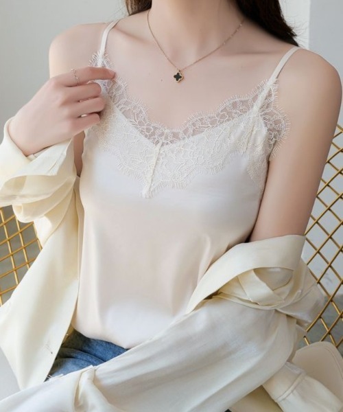 Beststore(ベストストア)の「上品サテン調 繊細レース Vネック キャミソール インナー スリップ 華奢見え トップス 4カラー(キャミソール・レディース・ブラック/ダークグリーン/ホワイト/アイボリー・FREE)」の13枚目の写真
