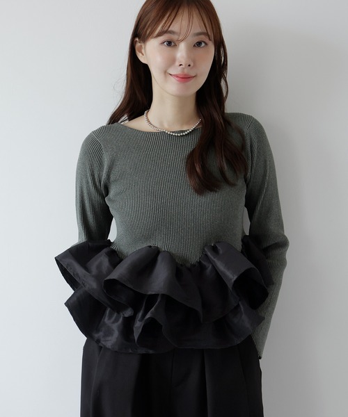 AMUU. PRECIEUSE（アムープレシューズ）の「フリルティアードドッキングニット（ニット/セーター・レディース・ブラック/グレー/アイボリー・FREE）」の3枚目の写真