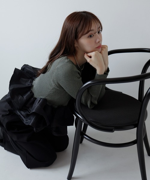 AMUU. PRECIEUSE（アムープレシューズ）の「フリルティアードドッキングニット（ニット/セーター・レディース・ブラック/グレー/アイボリー・FREE）」の5枚目の写真