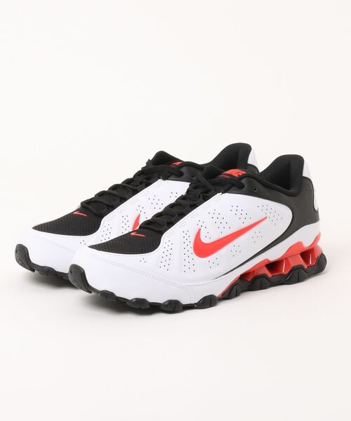 NIKE(ナイキ)の「NIKE ナイキ REAX 8 NSW SL メンズスニーカー トレーニングシューズ(リアックス8NSWSL) IR5118-103 ホワイト/ライトクリムゾン/ブラック(スニーカー・メンズ・ホワイト系その他・27.0cm/26.5cm/26.0cm/25.5cm/30.0cm/29.0cm/28.0cm/27.5cm)」の1枚目の写真