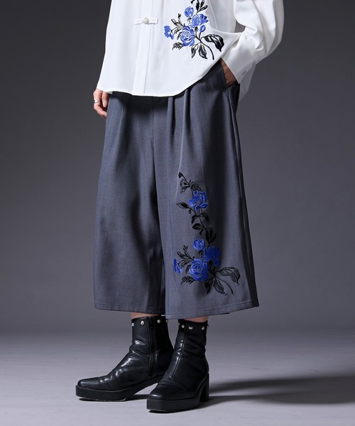 Ellno Loset(エルノロゼット)の「フラワー刺繍キュロットパンツ(その他パンツ・メンズ・ブラック/チャコール・LARGE/X-SMALL/SMALL/MEDIUM)」の2枚目の写真