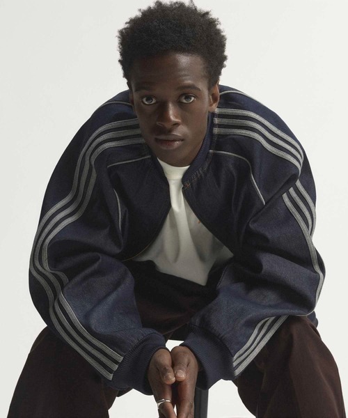 adidas（アディダス）の「SST ADICOLOR DENIM TRACK TOP / SST アディカラー デニム トラックトップ / アディダスオリジナルス adidas Originals（デニムジャケット・メンズ・ブルー・SMALL/MEDIUM/LARGE/X-LARGE/XX-LARGE/3XL/X-SMALL）」の3枚目の写真