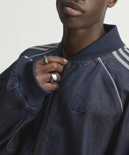 adidas（アディダス）の「SST ADICOLOR DENIM TRACK TOP / SST アディカラー デニム トラックトップ / アディダスオリジナルス adidas Originals（デニムジャケット・メンズ・ブルー・SMALL/MEDIUM/LARGE/X-LARGE/XX-LARGE/3XL/X-SMALL）」の2枚目の写真