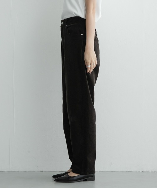 URBAN RESEARCH Sonny Label(アーバンリサーチサニーレーベル)の「コーデュロイカーブパンツ(その他パンツ・レディース・オフホワイト/チャコールグレー/ブラウン・38/36)」の19枚目の写真