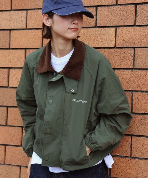 FFEIN(フェイン)の「【撥水加工】FFEIN(フェイン)2WAYコーディロイ衿ショートナイロンジャケット / ナイロン ジャケット コーデュロイ襟 ショート丈 アウター 撥水加工 レディース(ナイロンジャケット・レディース・ブラウン/アイボリー/カーキ/ブラック・FREE)」の4枚目の写真