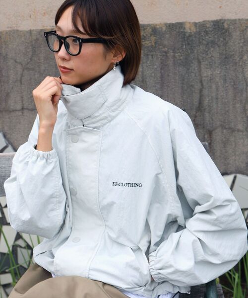 FFEIN(フェイン)の「【撥水加工】FFEIN(フェイン)2WAYコーディロイ衿ショートナイロンジャケット / ナイロン ジャケット コーデュロイ襟 ショート丈 アウター 撥水加工 レディース(ナイロンジャケット・レディース・ブラウン/アイボリー/カーキ/ブラック・FREE)」の5枚目の写真