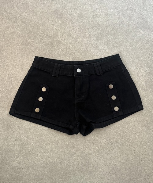 lilful(リルフル)の「Y2K ボタンアクセント ローライズデニムショートパンツ(デニムパンツ・レディース・ブラック・M/S)」の2枚目の写真