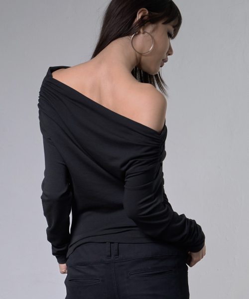 FANCY CLUB(ファンシークラブ)の「アイレットカウルワンショルダートップ (ブラック) F26ZB520(Tシャツ/カットソー・レディース・その他・FREE)」の3枚目の写真