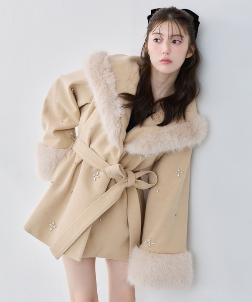 one after another NICE CLAUP(ワンアフターアナザーナイスクラップ)の「【Premium order】ビジューファーコート(その他アウター・レディース・ブラック/ベージュ/アイボリー/ピンク/サックスブルー・MEDIUM/SMALL)」の3枚目の写真