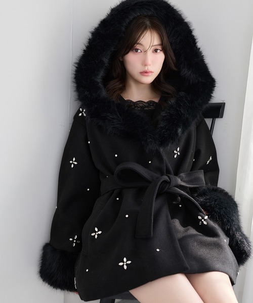 one after another NICE CLAUP(ワンアフターアナザーナイスクラップ)の「【Premium order】ビジューファーコート(その他アウター・レディース・ブラック/ベージュ/アイボリー/ピンク/サックスブルー・MEDIUM/SMALL)」の2枚目の写真