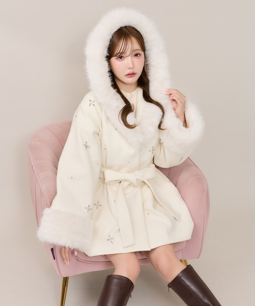 one after another NICE CLAUP(ワンアフターアナザーナイスクラップ)の「【Premium order】ビジューファーコート(その他アウター・レディース・ブラック/ベージュ/アイボリー/ピンク/サックスブルー・MEDIUM/SMALL)」の6枚目の写真