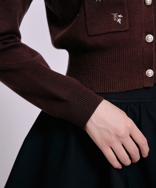 WILLSELECTION（ウィルセレクション）の「モチーフ刺繍フリルカラーカーディガン（カーディガン/ボレロ・レディース・ブルー/ダークブラウン/ブラック/オフホワイト・FREE）」の7枚目の写真