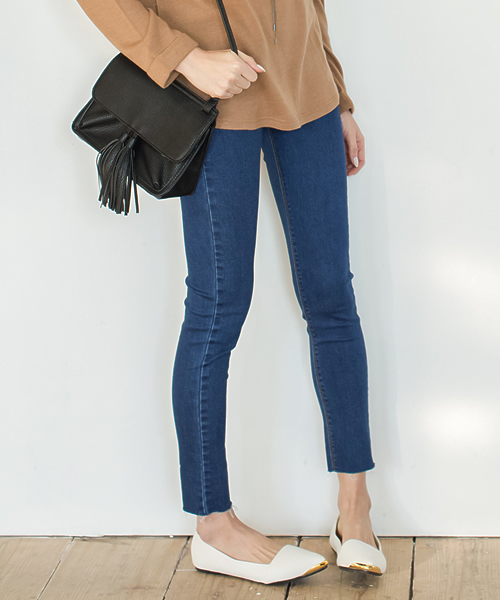 Re:EDIT（リエディ）の「ウエストゴム裾切りっぱなしオフデニムパンツ[CHICMUSE][リエディオリジナル]（デニムパンツ・レディース・ブルー/グレー/ネイビー/ブラック・XX-LARGE/X-LARGE/MEDIUM/LARGE/X-SMALL/XX-SMALL/SMALL）」の4枚目の写真