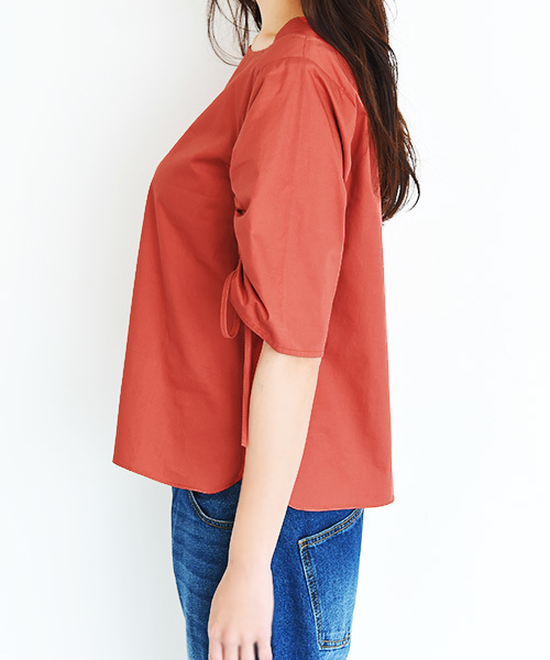 Luz Llena（ラズレナ）の「[綿100%]シャーリングスリーブコットンブラウス（Tシャツ/カットソー・レディース・レッド/オフホワイト・MEDIUM）」の4枚目の写真