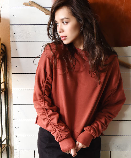 Luz Llena(ラズレナ)の「袖シャーリングスウェットトップス(スウェット・レディース・ブラック/オレンジ・MEDIUM)」の1枚目の写真