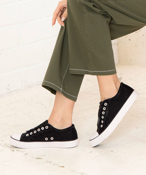 KOBE LETTUCE（コウベレタス）の「フリンジキャンバスベーシックスリッポン（スニーカー・レディース・ブラック/カーキ/ホワイト/グレー/アイボリー/オレンジ/ダークベージュ/パープル/コーラルピンク/レッド系その他/ダークカーキ/ブラウン/ライトベージュ/グリーン系その他/グリーン・L/LL/M/S）」の4枚目の写真