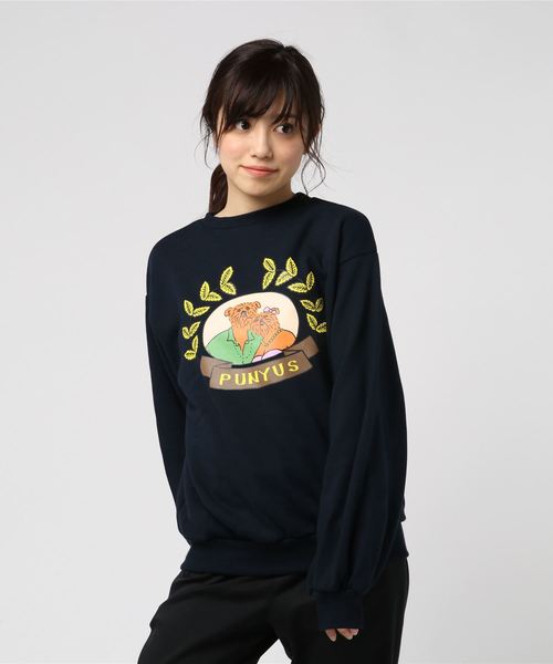 PUNYUS(プニュズ)の「FUGUエンブレムスウェット(スウェット・レディース・ネイビー/ブラウン・1/2/4/3)」の2枚目の写真