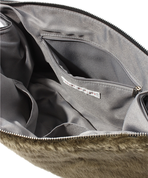 SENSE OF PLACE by URBAN RESEARCH（センスオブプレイスバイアーバンリサーチ）の「フェイクファー三角クラッチ （クラッチバッグ・レディース・グレー/ベージュ/カーキ・FREE）」の8枚目の写真