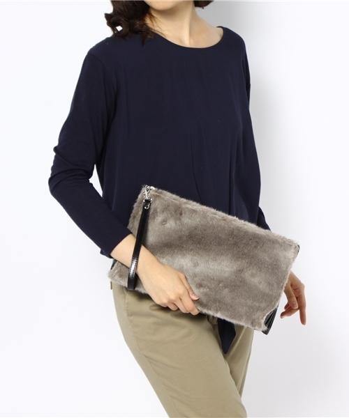 SENSE OF PLACE by URBAN RESEARCH（センスオブプレイスバイアーバンリサーチ）の「フェイクファー三角クラッチ （クラッチバッグ・レディース・グレー/ベージュ/カーキ・FREE）」の4枚目の写真