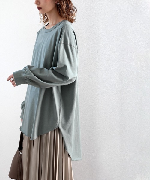 classicalelf（クラシカルエルフ）の「後ろ姿が印象的。バックヘンリーネックオーバーサイズカットソー(長袖)（Tシャツ/カットソー・レディース・ホワイト/ブラック/ベージュ/ブラウン/グレイッシュブルー/モスグリーン/その他/グレイッシュベージュ・MEDIUM/LARGE/X-LARGE/XX-LARGE）」の17枚目の写真