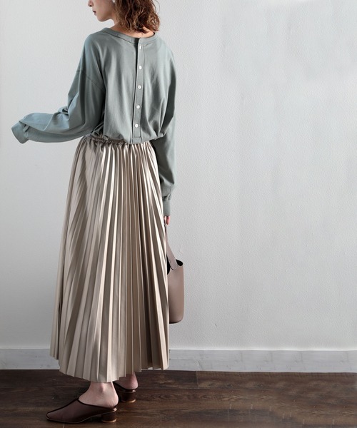 classicalelf（クラシカルエルフ）の「後ろ姿が印象的。バックヘンリーネックオーバーサイズカットソー(長袖)（Tシャツ/カットソー・レディース・ホワイト/ブラック/ベージュ/ブラウン/グレイッシュブルー/モスグリーン/その他/グレイッシュベージュ・MEDIUM/LARGE/X-LARGE/XX-LARGE）」の16枚目の写真