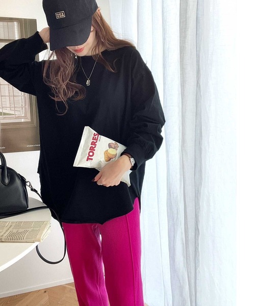 classicalelf（クラシカルエルフ）の「後ろ姿が印象的。バックヘンリーネックオーバーサイズカットソー(長袖)（Tシャツ/カットソー・レディース・ホワイト/ブラック/ベージュ/ブラウン/グレイッシュブルー/モスグリーン/その他/グレイッシュベージュ・MEDIUM/LARGE/X-LARGE/XX-LARGE）」の9枚目の写真