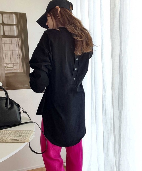 classicalelf（クラシカルエルフ）の「後ろ姿が印象的。バックヘンリーネックオーバーサイズカットソー(長袖)（Tシャツ/カットソー・レディース・ホワイト/ブラック/ベージュ/ブラウン/グレイッシュブルー/モスグリーン/その他/グレイッシュベージュ・MEDIUM/LARGE/X-LARGE/XX-LARGE）」の11枚目の写真