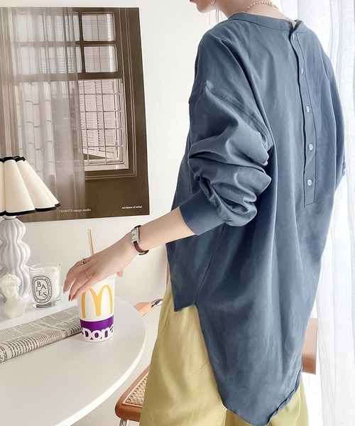 classicalelf（クラシカルエルフ）の「後ろ姿が印象的。バックヘンリーネックオーバーサイズカットソー(長袖)（Tシャツ/カットソー・レディース・ホワイト/ブラック/ベージュ/ブラウン/グレイッシュブルー/モスグリーン/その他/グレイッシュベージュ・MEDIUM/LARGE/X-LARGE/XX-LARGE）」の19枚目の写真