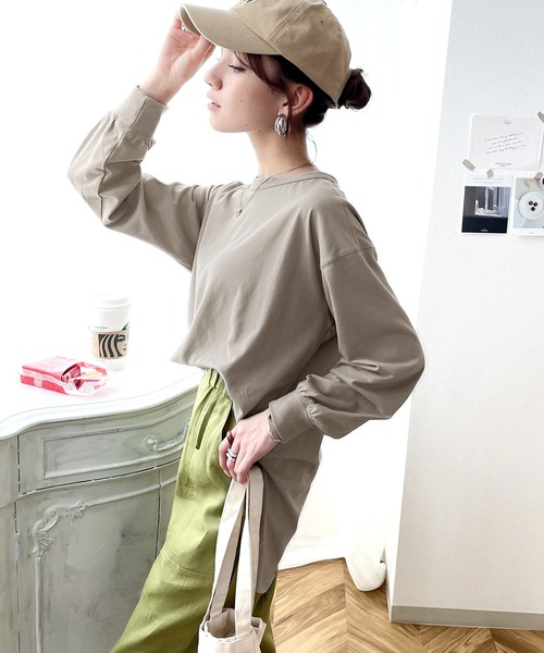 classicalelf（クラシカルエルフ）の「後ろ姿が印象的。バックヘンリーネックオーバーサイズカットソー(長袖)（Tシャツ/カットソー・レディース・ホワイト/ブラック/ベージュ/ブラウン/グレイッシュブルー/モスグリーン/その他/グレイッシュベージュ・MEDIUM/LARGE/X-LARGE/XX-LARGE）」の14枚目の写真